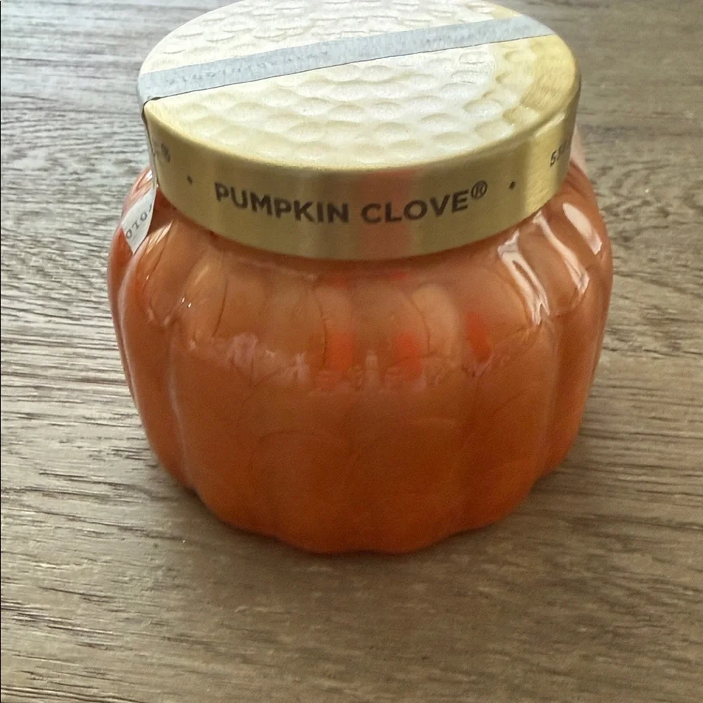 NEW NWT Anthropologie Capri Pumpkin Clove candle 19 oz